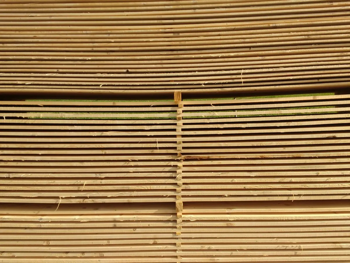 Opgestapelde houten planken, van dichtbij gefotografeerd.