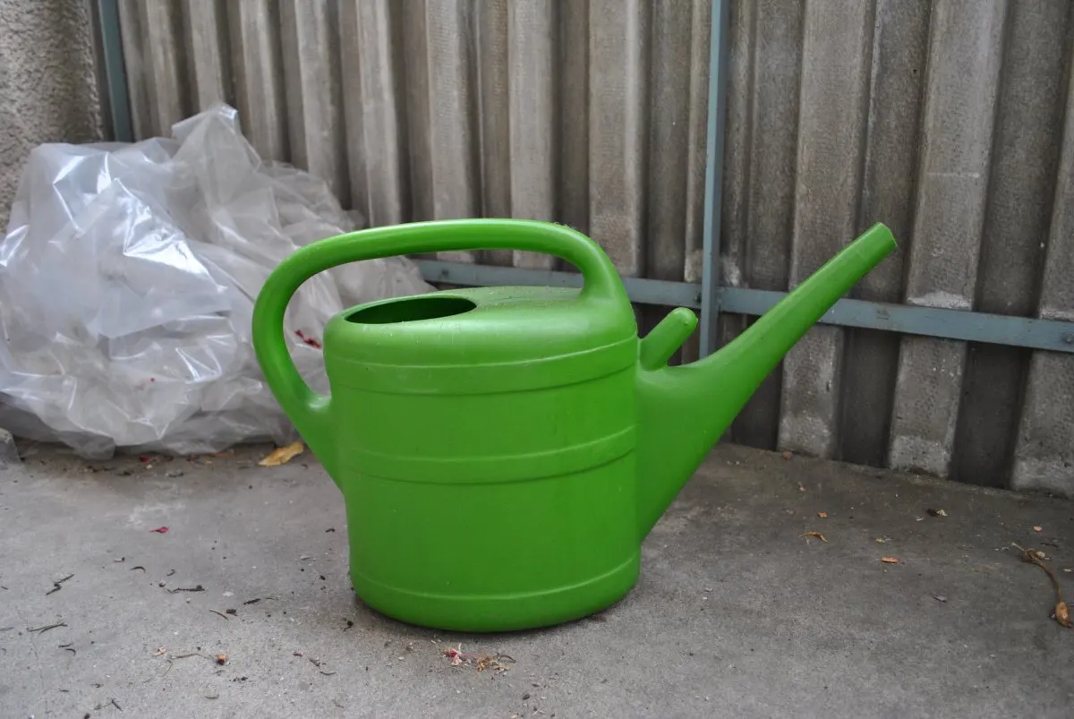 Groene kunststof gieter voor het bewateren van planten.