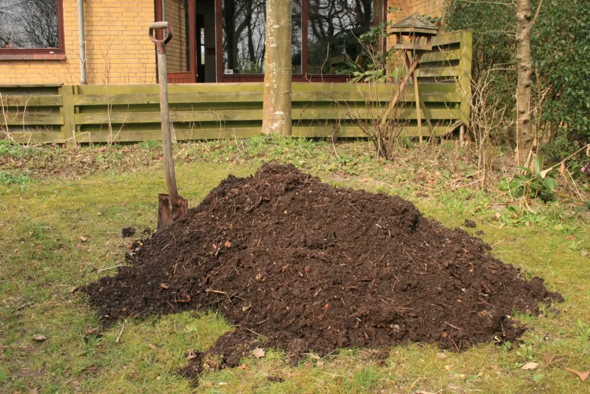 Composthoop van tuin- en keukenafval.