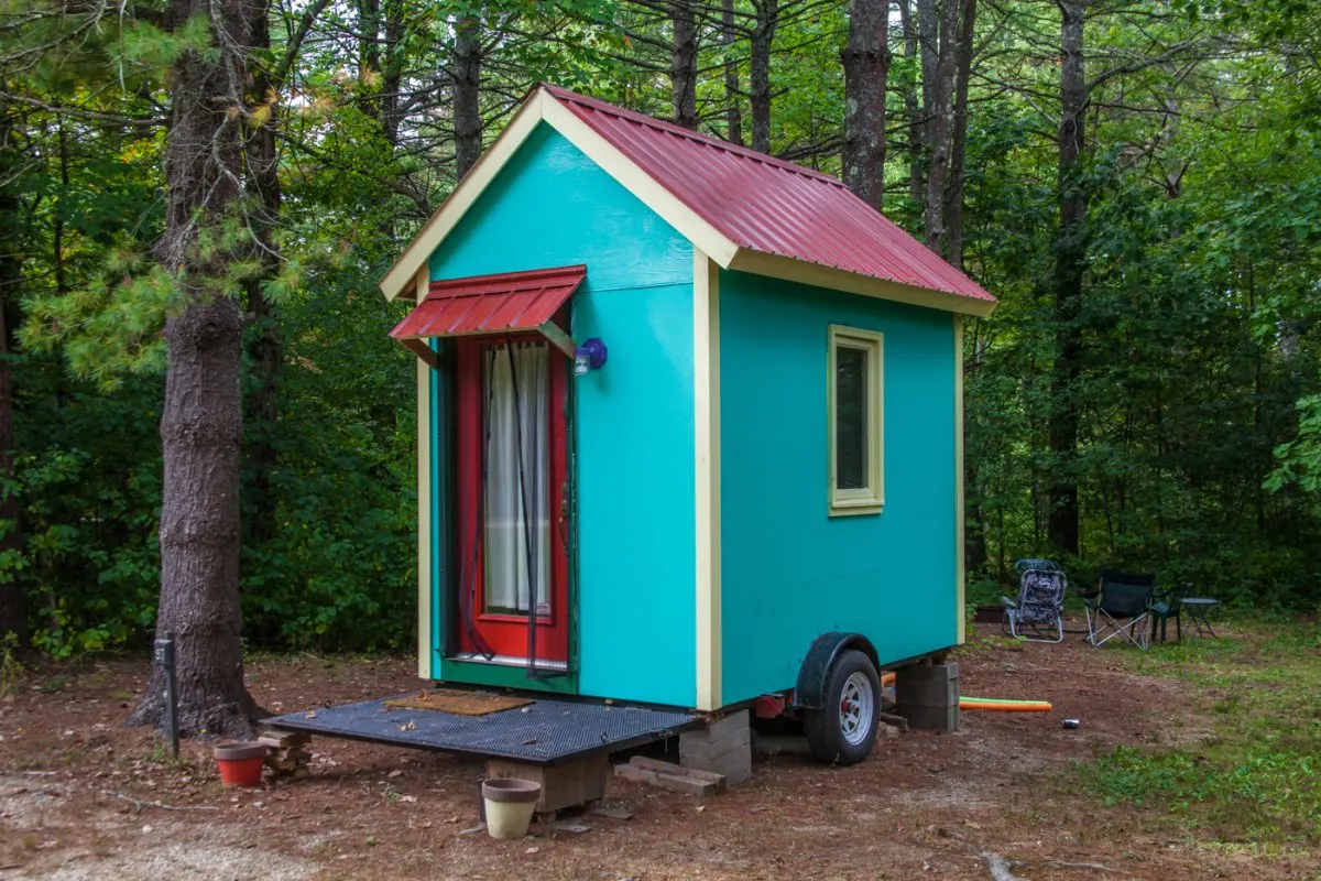 Tiny house op wielen op een kampeerterrein in Maine.
