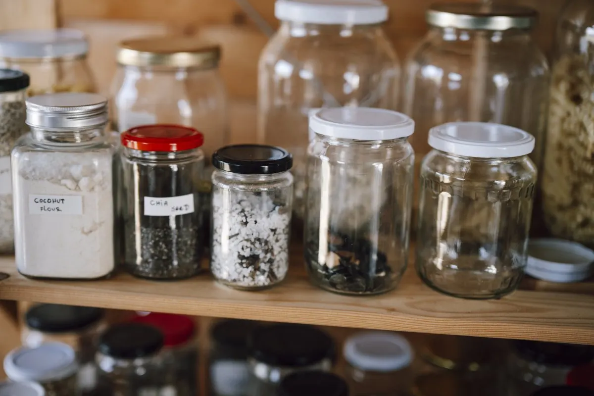 Voorraadpotten met droge levensmiddelen in de keuken.