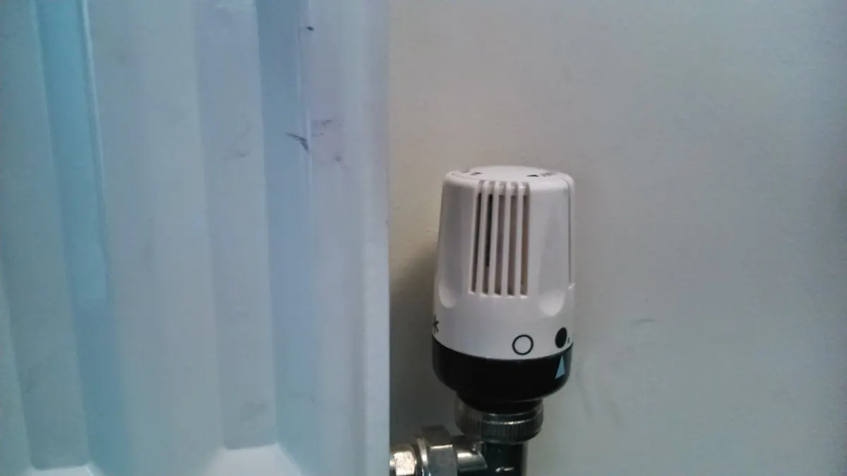 Thermostaatknop aan een radiator.