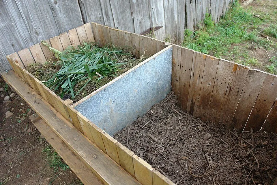 Compostbak in de tuin.