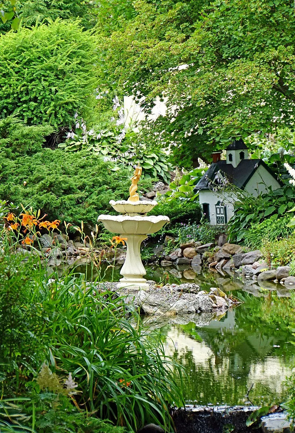 Tuinvijver met beplanting langs de oever.