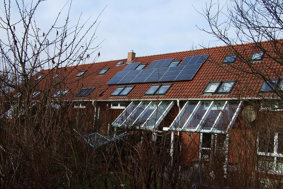 Panneaux solaires sur un toit