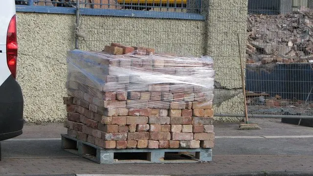 Gebruikte bakstenen klaar voor hergebruik.