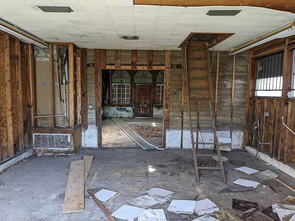 Een woning tijdens renovatiewerkzaamheden.